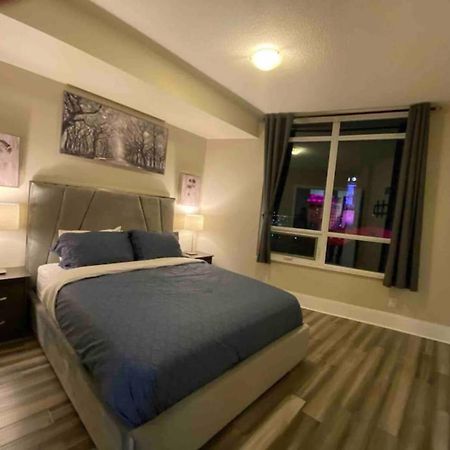 Luxurious 1 Bedroom Den, 1 Bath Condo Square One ميسيسوجا المظهر الخارجي الصورة